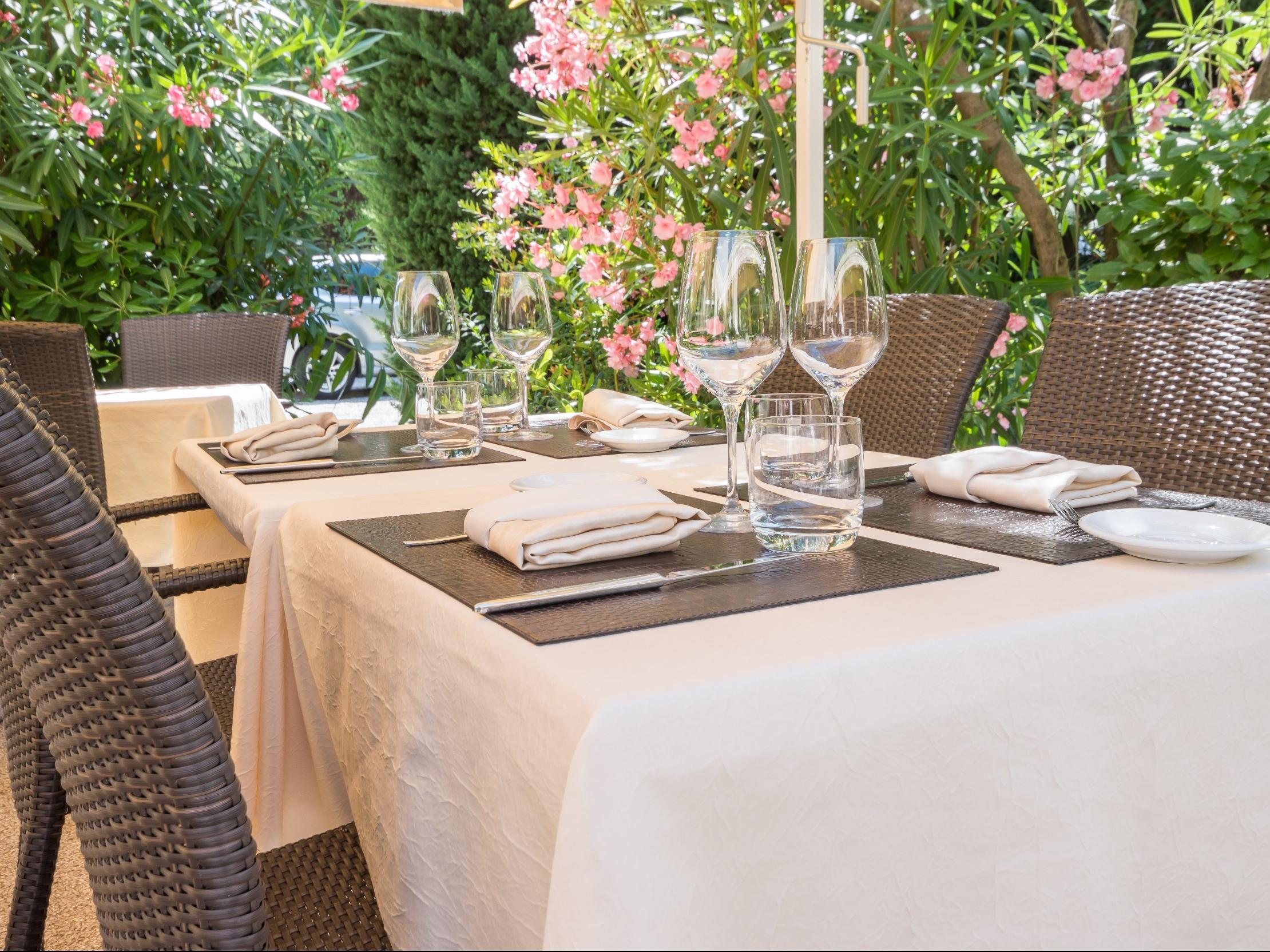 Logis Le Printemps Hotel Restaurant - Монтелимар Экстерьер фото